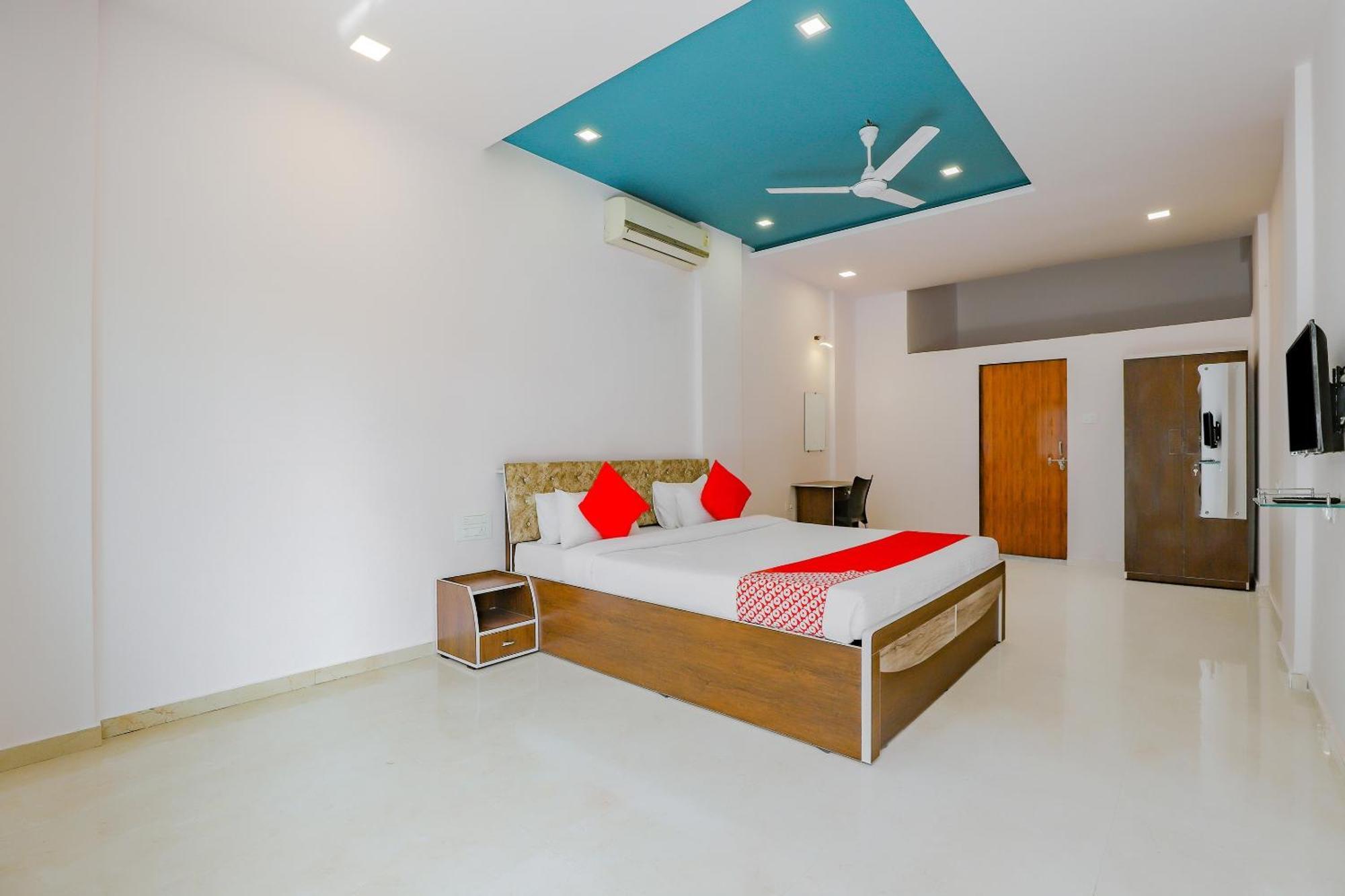 Oyo Hotel Fountain Surat Exterior photo