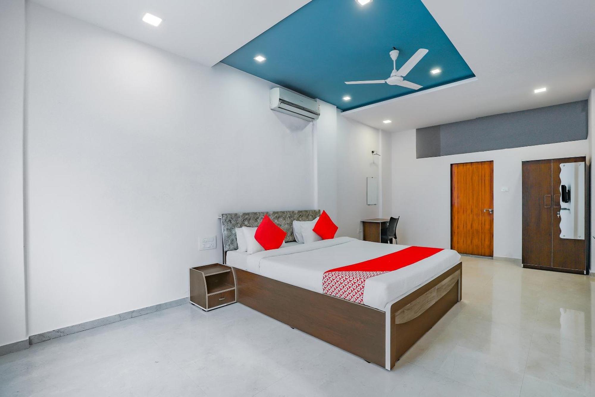 Oyo Hotel Fountain Surat Exterior photo