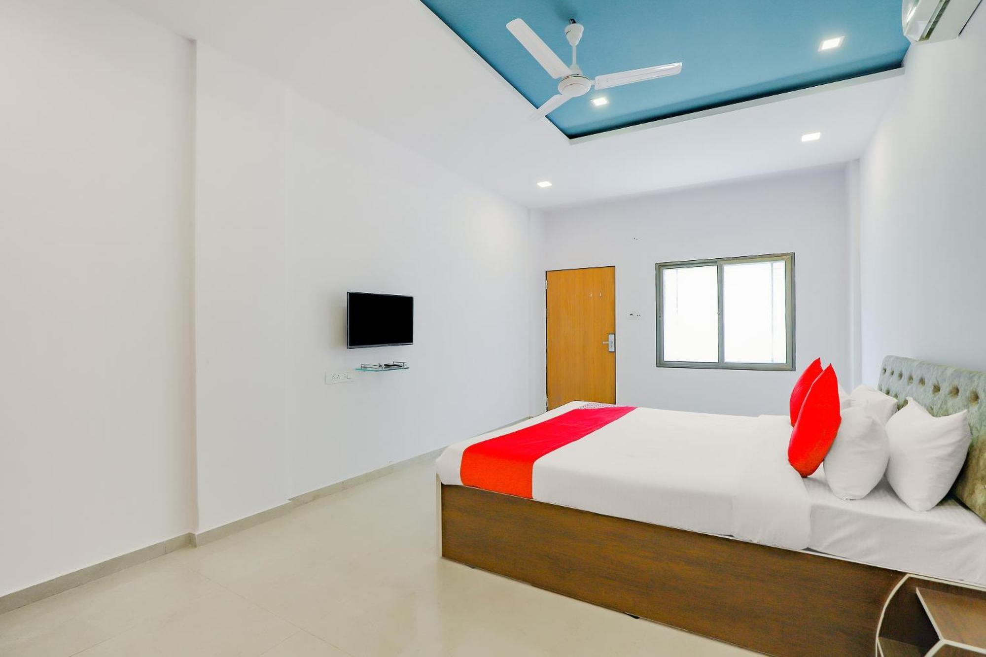 Oyo Hotel Fountain Surat Exterior photo