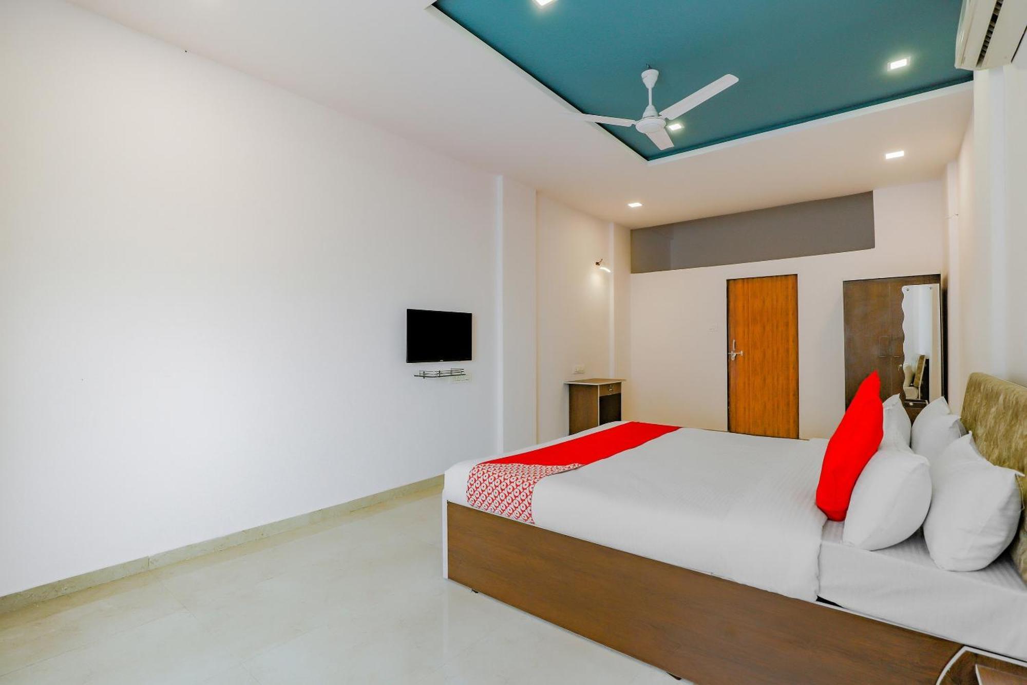 Oyo Hotel Fountain Surat Exterior photo