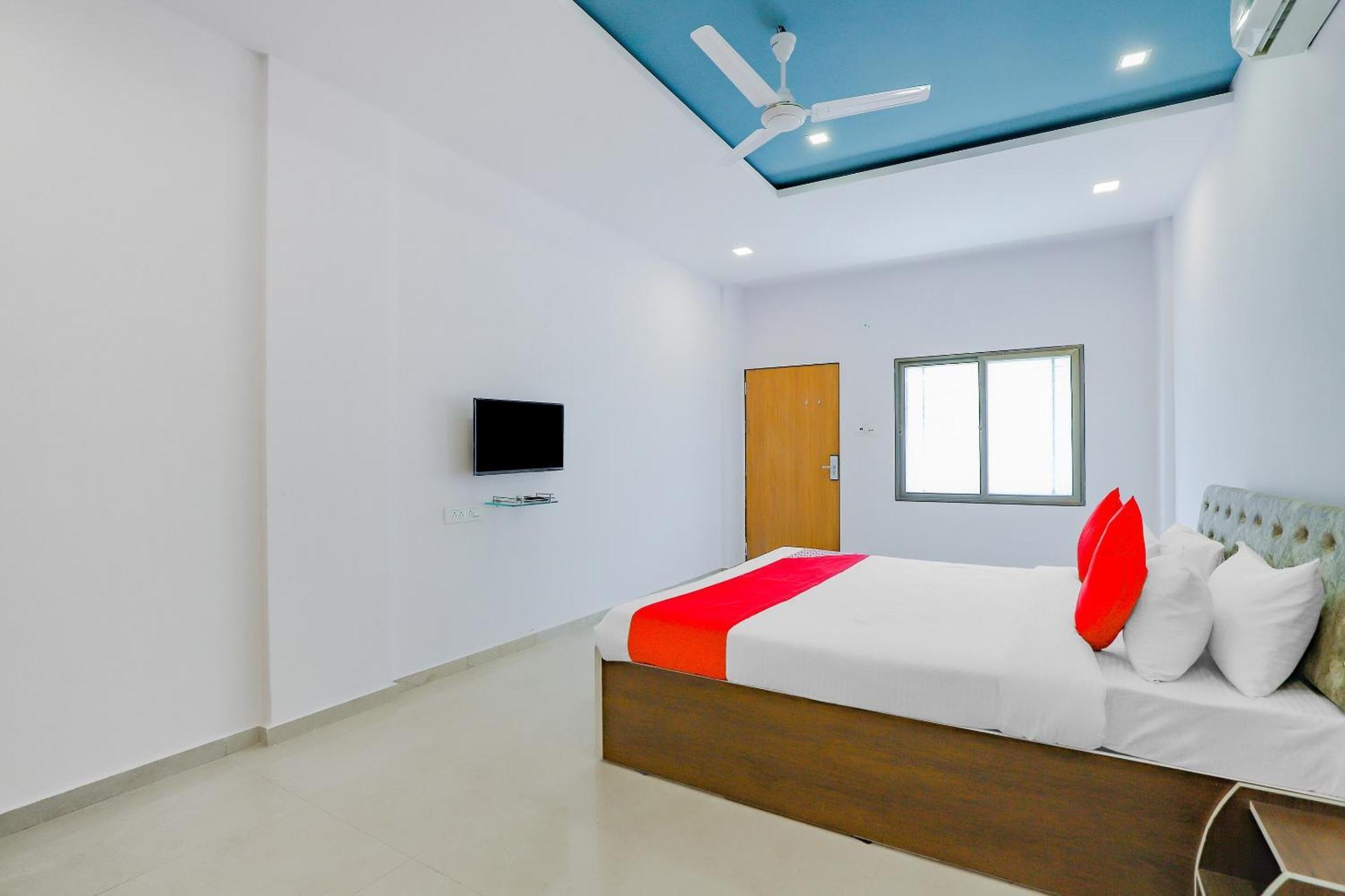Oyo Hotel Fountain Surat Exterior photo