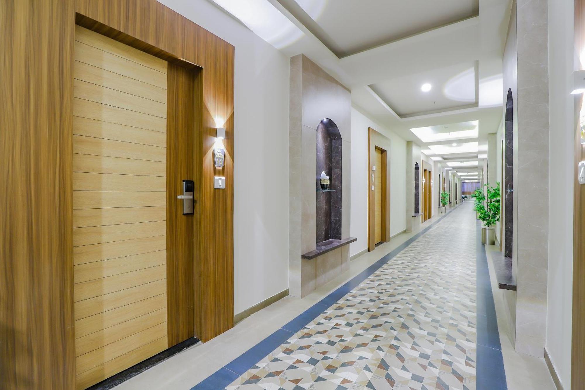 Oyo Hotel Fountain Surat Exterior photo