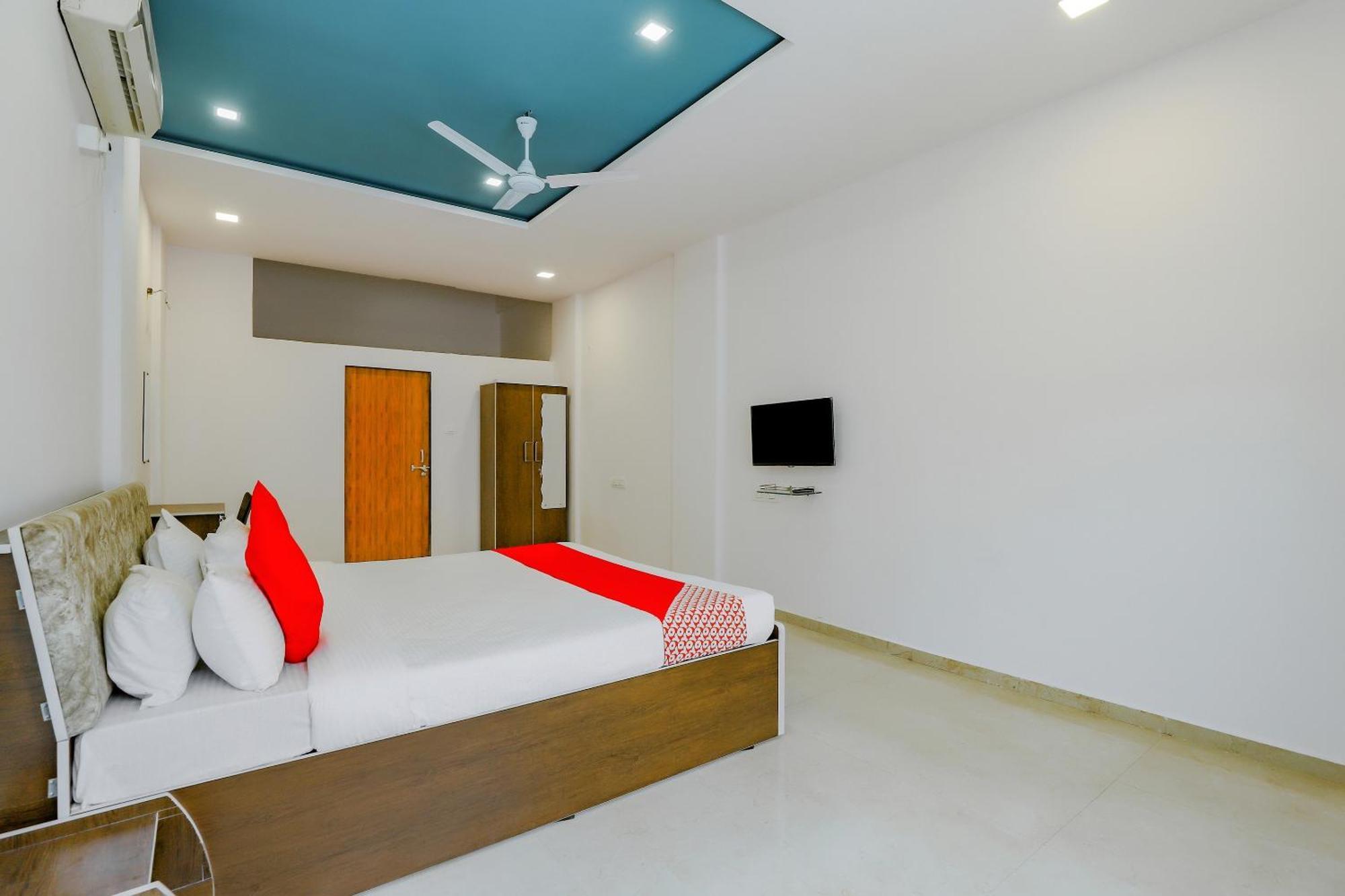 Oyo Hotel Fountain Surat Exterior photo