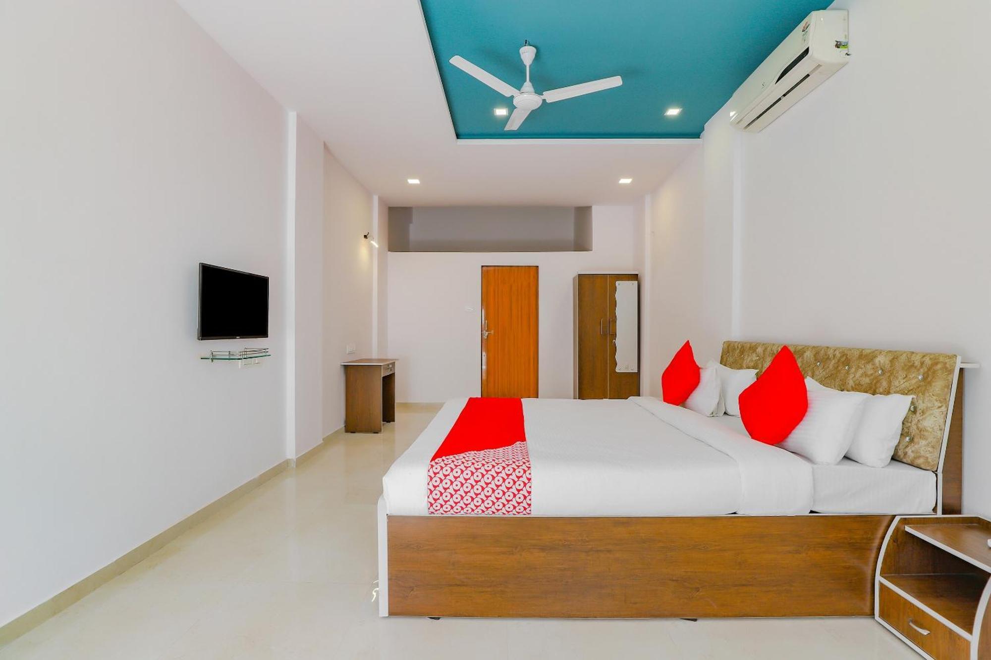 Oyo Hotel Fountain Surat Exterior photo