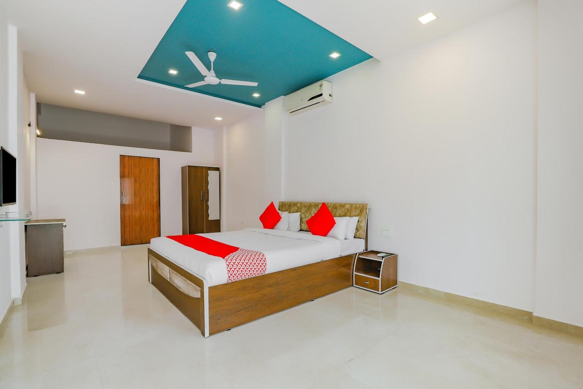 Oyo Hotel Fountain Surat Exterior photo