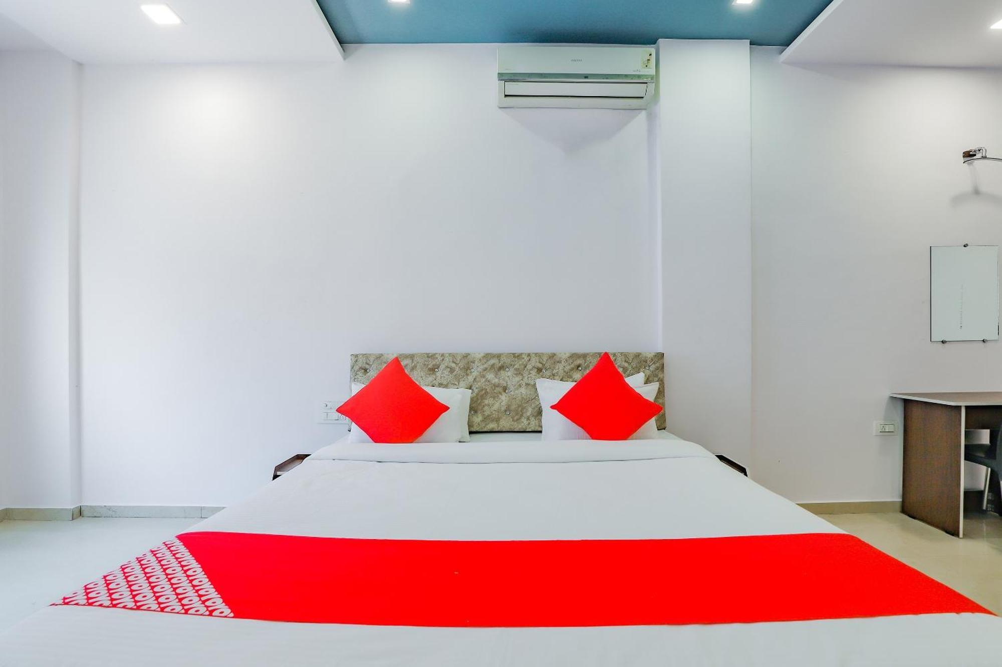 Oyo Hotel Fountain Surat Exterior photo