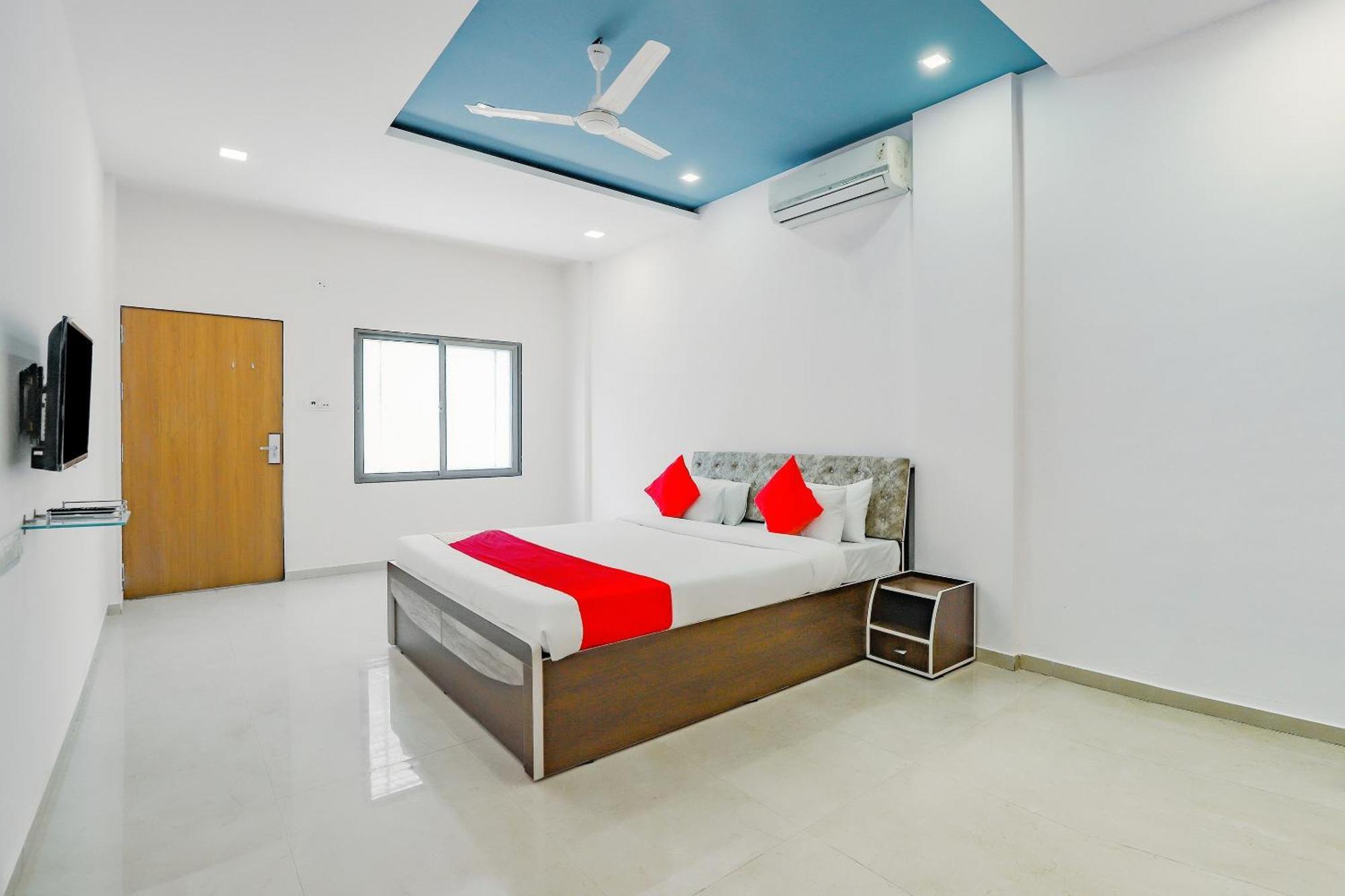 Oyo Hotel Fountain Surat Exterior photo