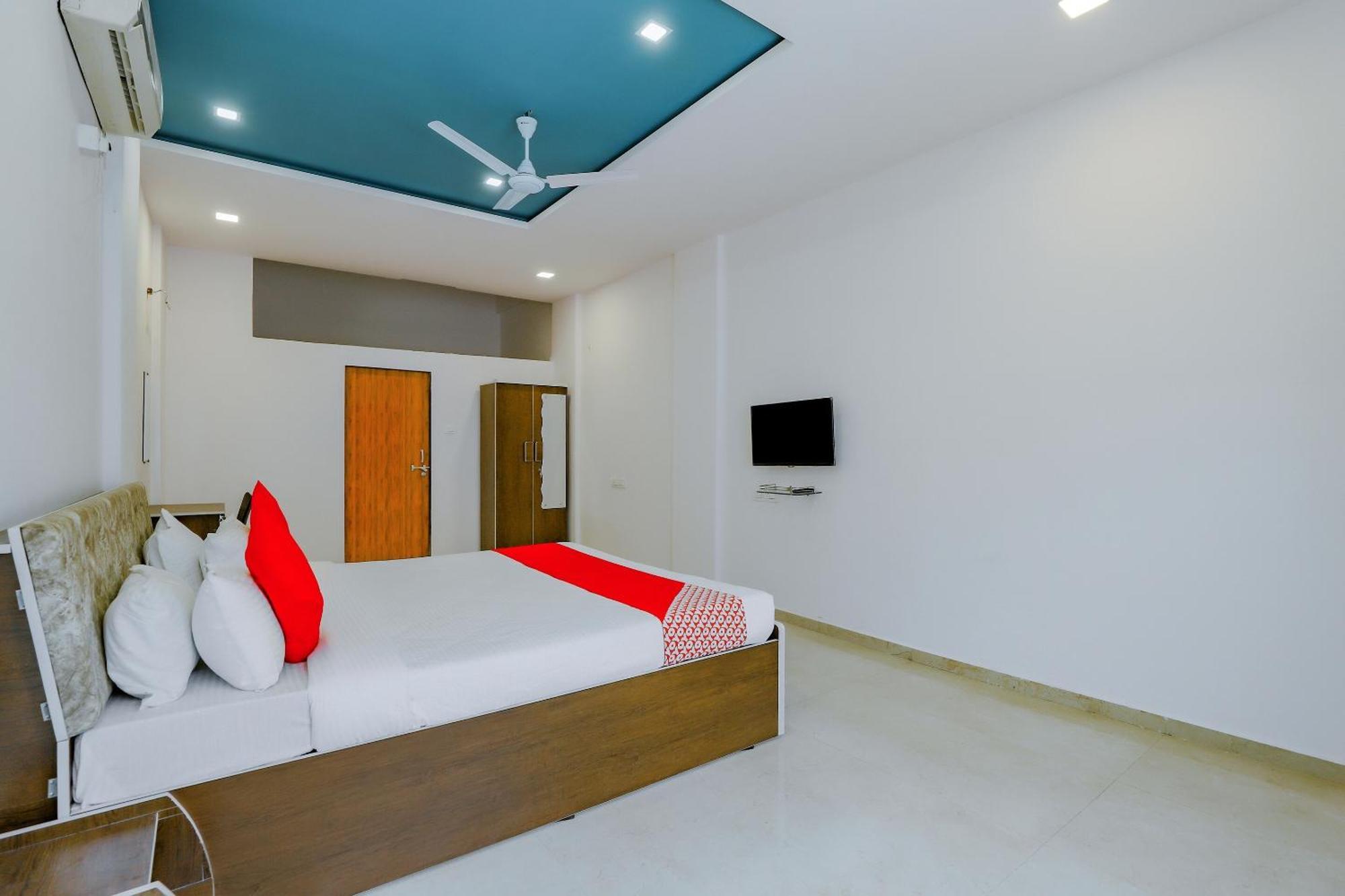 Oyo Hotel Fountain Surat Exterior photo