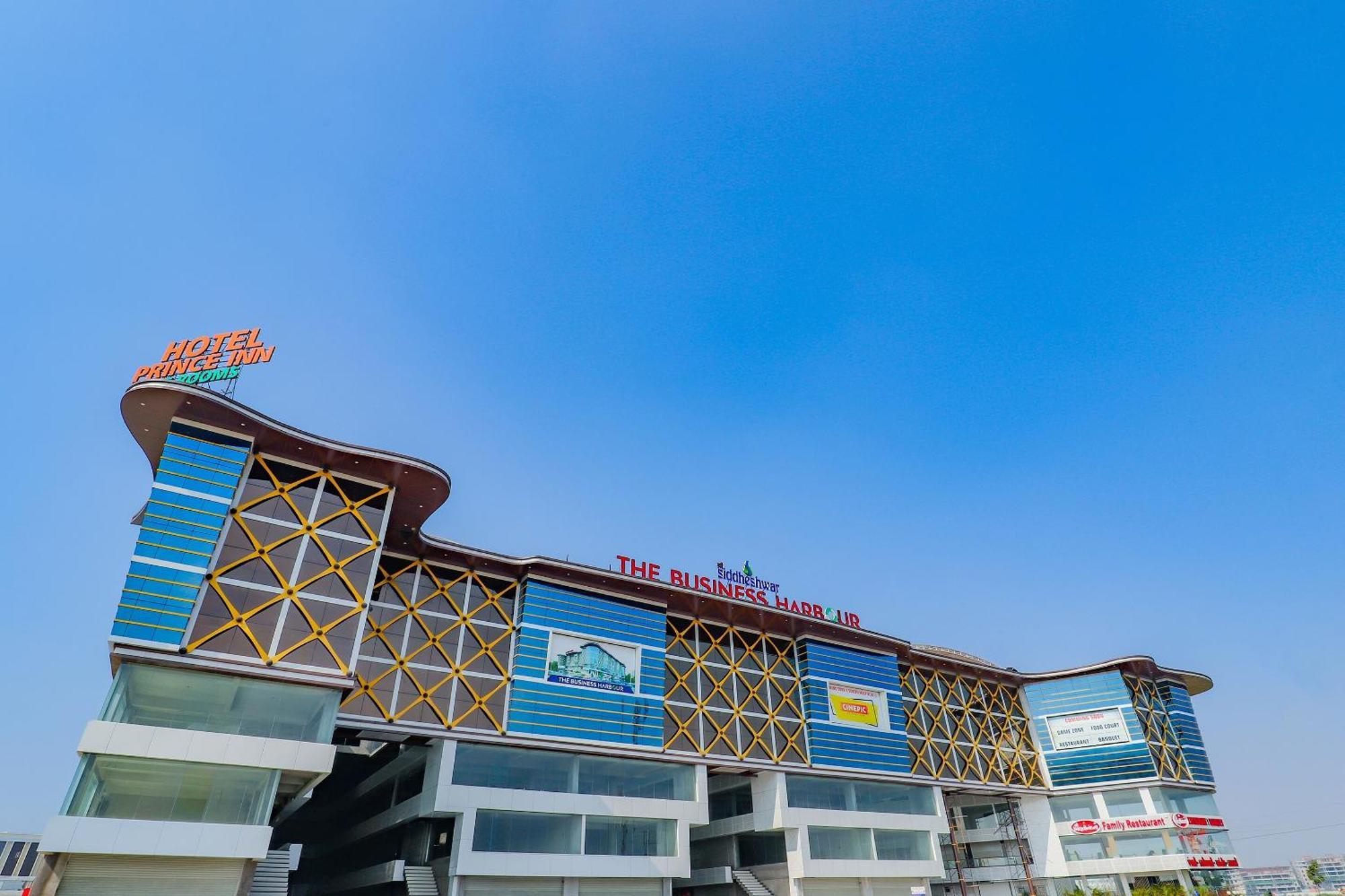 Oyo Hotel Fountain Surat Exterior photo